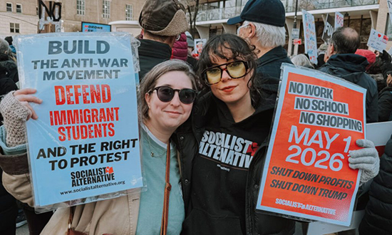 Militantes da ASI nos EUA com cartazes contra a guerra e em prol de greve no 1° de Maio