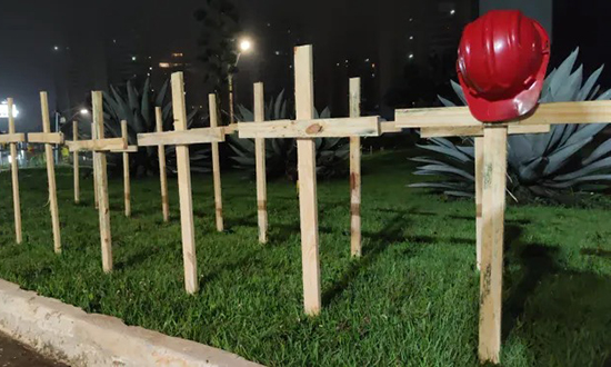 Cruzes e capacete vermelho de trabalhador