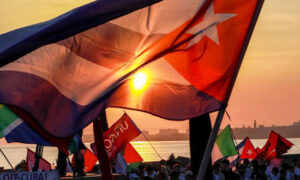 Bandeira cubana no por do sol
